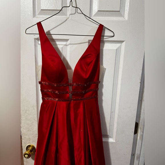 Red Formal Gown/ Prom Dress With Pockets - Picture 2 of 2